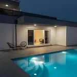 Luxury With Private Pool Villa *