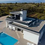 Luxury With Private Pool Villa *