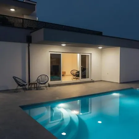 Luxury With Private Pool Villa *