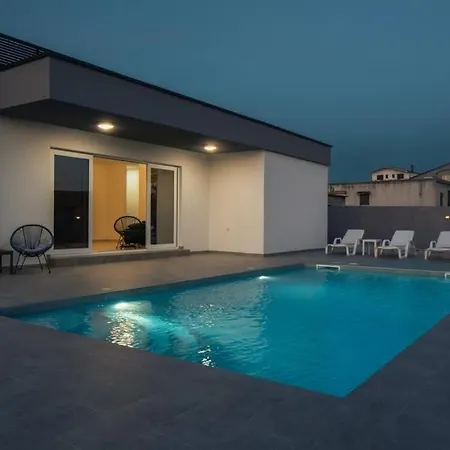 Luxury With Private Pool 브르시