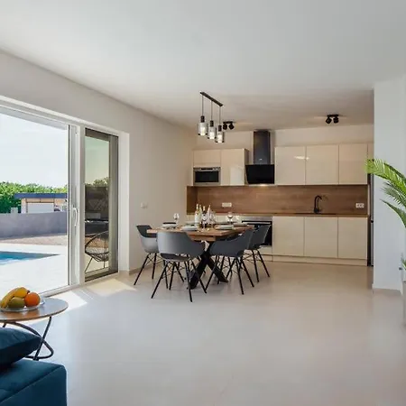 Luxury With Private Pool 빌라 브르시