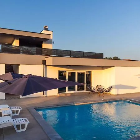 Luxury With Private Pool *