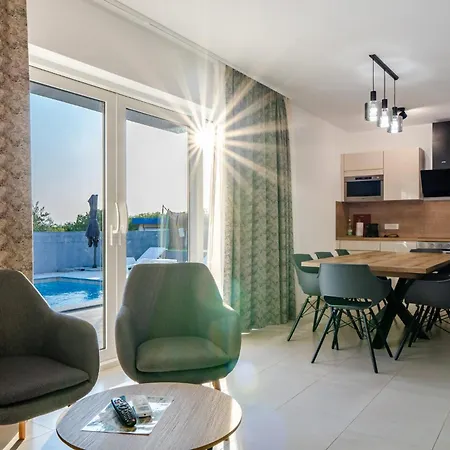 Luxury With Private Pool Villa *